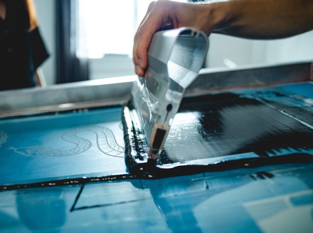 Screen printing using algae as ink. 